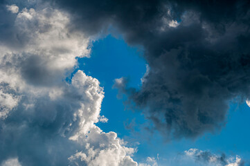 Wolkenfetzen ziehen über den Himmel