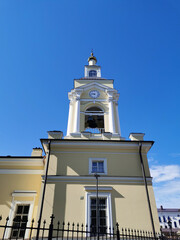 Obraz premium Spaso-Preobrazhensky Cathedral on the Cathedral Square of the city of Vyborg against the blue sky.