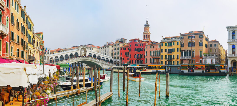 Fototapeta View of the Rialto Bridge of the Grand Canal on a sunny day in Venice, Italy