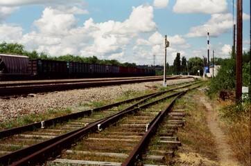 Fototapeta na wymiar railroad tracks in the countryside