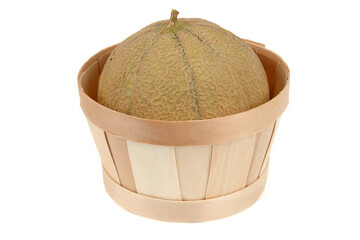 Melon dans un barquette en bois ronde en gros plan sur fond blanc