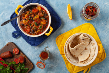 Pork stew with chorizo and black beans. Served with orange and seasoned with hot chili peppers. Perfect with tortillas.
