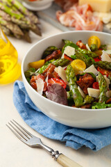 Salad with asparagus and bacon.