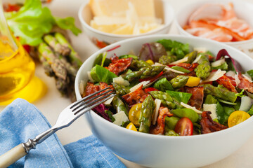 Salad with asparagus and bacon.