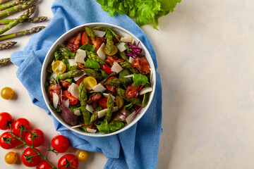 Salad with asparagus and bacon.