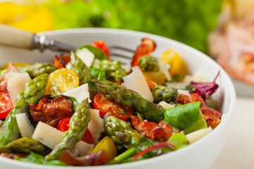 Salad with asparagus and bacon.