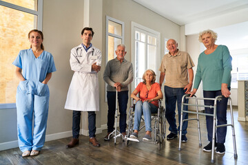 Pflegepersonal und Senioren Gruppe im Altenpflegeheim