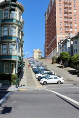 Obraz premium 坂道に綺麗に駐車された車