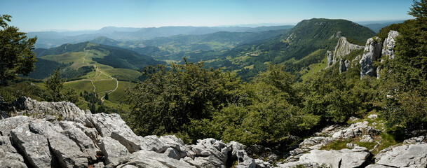 Montañas en la verde primavera