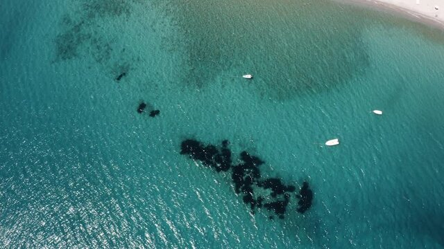 Mare con relitto mercantile 