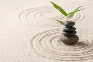 Selbstklebende Fototapete Steine​ im Sand Gestapelte Zen-Steine Sand Hintergrundkunst des Gleichgewichtskonzepts