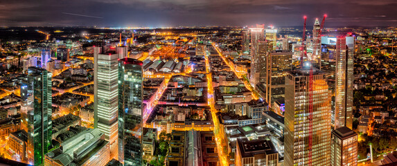 Die Innenstadt von Frankfurt am Main von oben bei Nacht