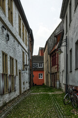 Fototapeta na wymiar Enge Gasse in der Altstadt von Burgsteinfurt