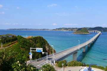 Naklejka premium 海士ヶ瀬戸海峡に架かる角島大橋。下関、山口、日本。10月中旬。