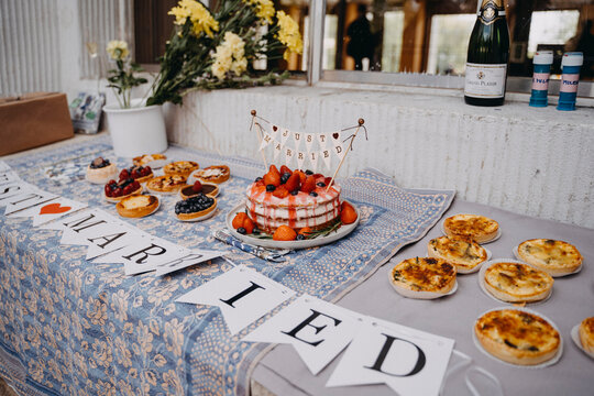 Hochzeitstorte just married mit F&auml;hnchen und cubcakes