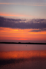 Naklejka premium Sonnenuntergang über Wasser
