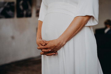 Schwangere Braut hält sich den Bauch