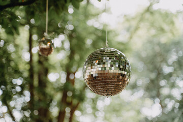 Discokugel hängen an Baum