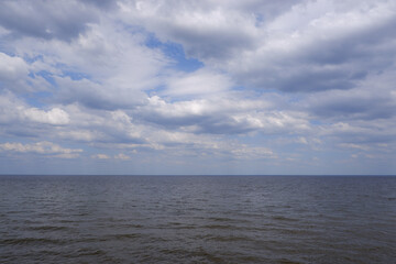 Obraz premium Scenery. View of the big river and the sky with clouds on a sunny day.