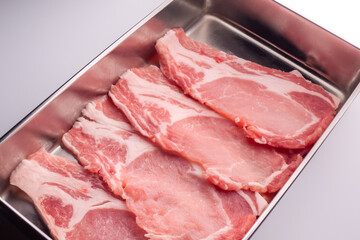 バットの中の日本のしょうが焼き用薄切り豚肉ロース
