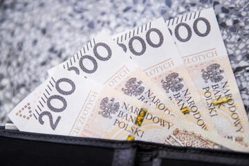 Szalejąca inflacja w Polsce sprawia, że pieniądze drastycznie tracą swoją wartość.