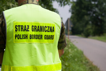 Straż graniczna patroluje nie tylko granice, ale także drogi w strefie przygranicznej, lotniska i porty. - obrazy, fototapety, plakaty