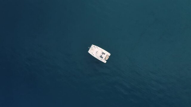 Catamarano ancorato in mare