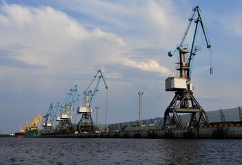 Fototapeta na wymiar cranes in port