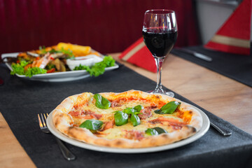 Pizza und Rotwein