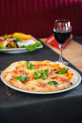 Pizza und Rotwein