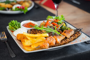 Mediteranisches Gericht und Rotwein