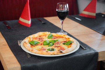 Pizza und Rotwein