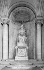 Black and white photo of marble statue decorating niche inside Roman temple in Italy - obrazy, fototapety, plakaty