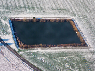 vue aérienne de champs et d'un réservoir sous la neige dans les Yvelines en France