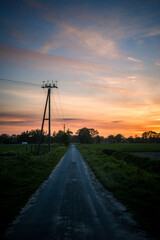 Landschaft Feldweg Strommast Sonnenuntergang