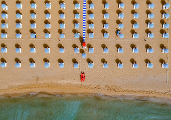 ombrelloni in spiaggia vista zenitale
