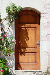 Fototapeta na wymiar old wooden door with flowers
