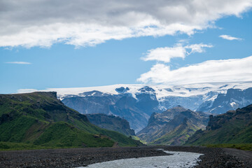 Wanderung durch Thorsmörk und Godaland im Süden von Island mit Blick auf die Schlucht mit dem Fluss Krossa. Im Hintergrund der Gletscher Myrdalsjökull auf der Caldera des Vulkans Katla.