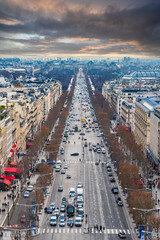 冬のパリ　凱旋門から眺めるシャンゼリゼ通り