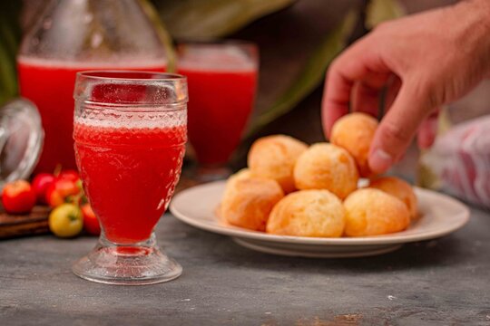 Suco com p&atilde;o de queijo