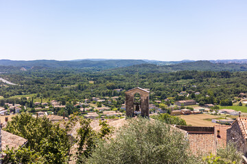 Fototapeta na wymiar Paysage aux alentours de Vézénobres depuis les ruelles médiévales de la ville (Occitanie, France)