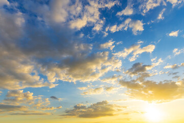 Obraz premium Sky blue and orange light of the sun through the clouds in the sky