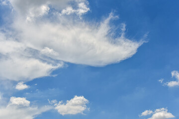 Fototapeta premium Beautiful cumulus clouds against the blue daytime sky.
