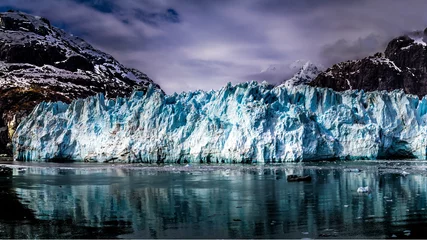 Gardinen Gletscher  Margerie glacier, With a cloudy Sky.  © ken duffney