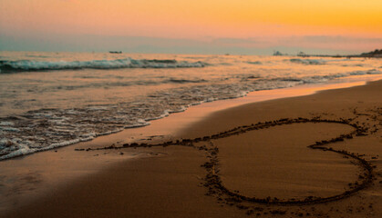 Ein Herzen von Hand in den  Sand gezeichnet vor dem Sonnenuntergang in der Türkei