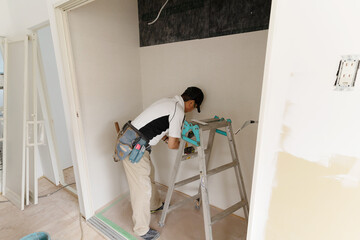 建築現場で働く大工