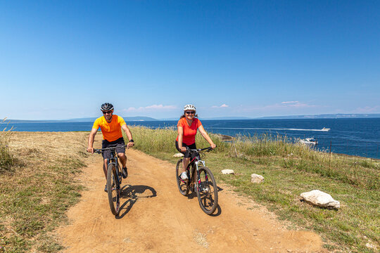 Croatia, Istria, Liznjan, happy couple on a seaside biketour