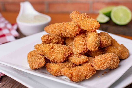 Iscas de peixe empanado