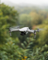 Dron lecący przez las © slickvisuals.co