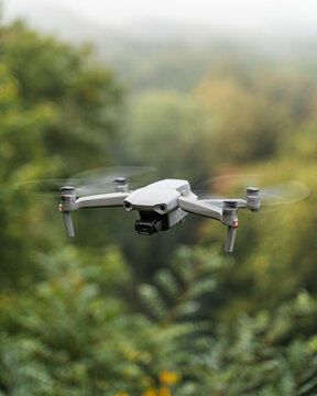 Dron lecący przez las